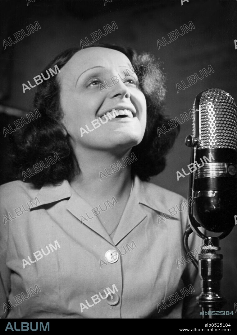 Orig. bildtext... EDITH PIAF 5 JUNI 1947 Anm. Sångerskor Leenden Bildserier Fotoreportage Se även BAY698 och BAY699 CD180 persons: Edith Piaf sites: SVERIGE ;FRANKRIKE*.