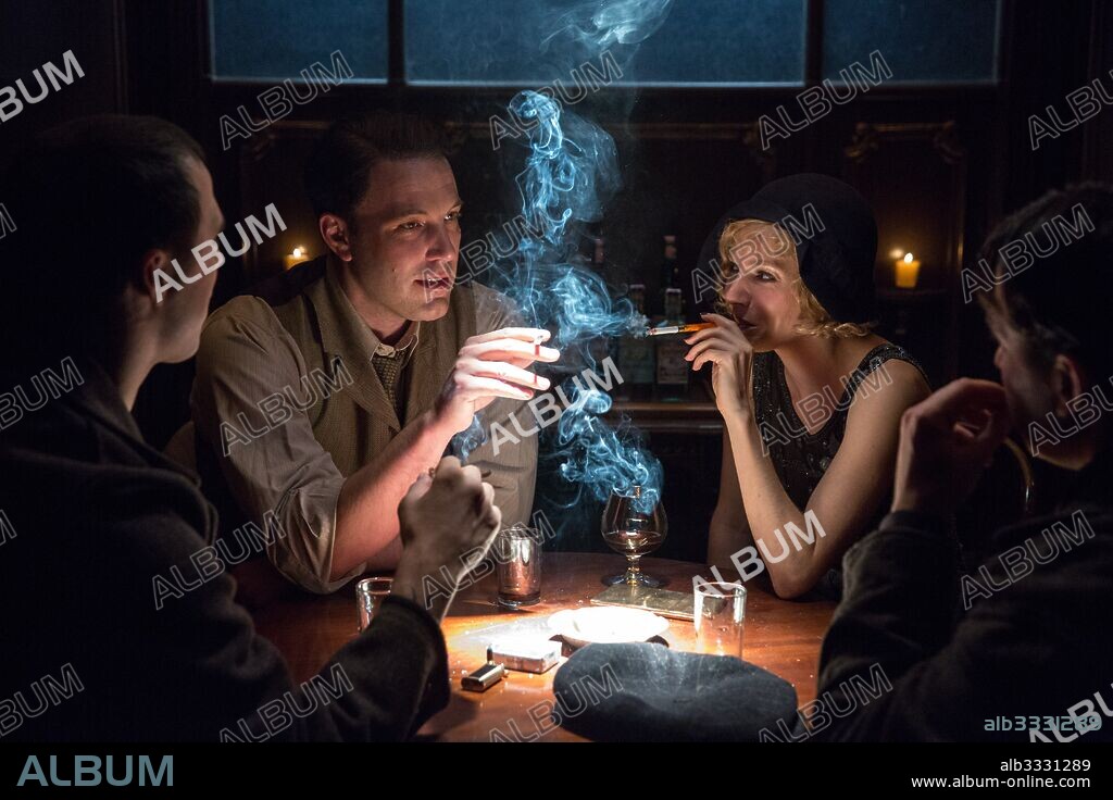 BEN AFFLECK y SIENNA MILLER en VIVIR DE NOCHE, 2016 (LIVE BY NIGHT), dirigida por BEN AFFLECK. Copyright APPIAN WAY/PEARL STREET FILMS/WARNER BROS. / FOLGER, CLAIRE.