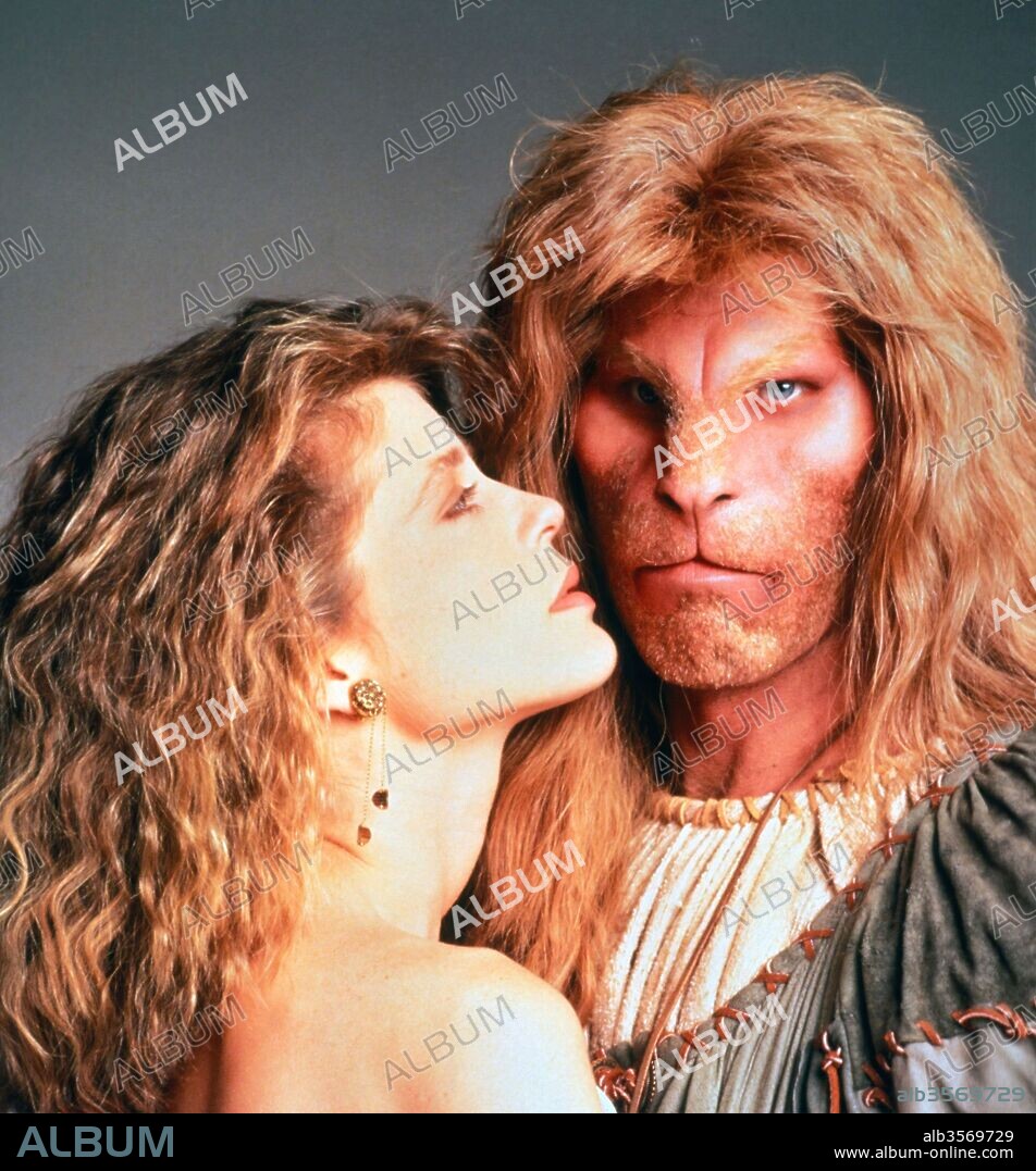 LINDA HAMILTON and RON PERLMAN in THE BEAUTY AND THE BEAST, 1987. Copyright REPUBLIC PICTURES.