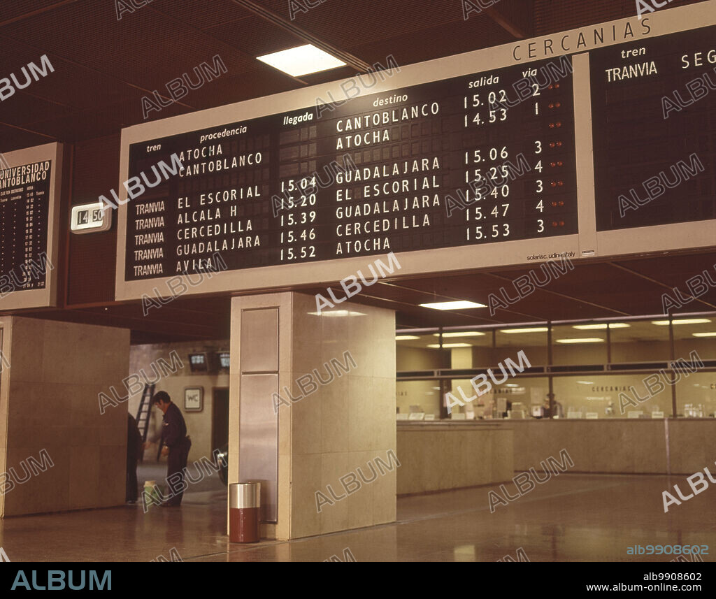 PANEL DE LLEGADAS Y SALIDAS DE TRENES VESTIBULO DE LA ESTACION DE CHAMARTIN - FOTO AÑOS 70.