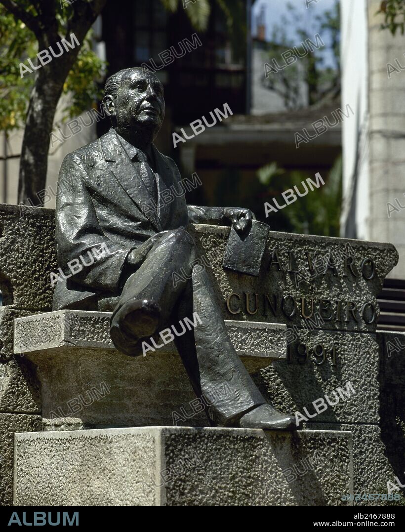CUNQUEIRO, Alvaro (Mondoñedo, 1911-Vigo, 1981). Escritor español. Entre sus obras se encuentran "Mar ao norde" (1932), "Cantiga nova que se chama Riveira" (1934), "Merlín e família" (1955) y "Un hombre que se parecía a Orestes" (1968). ESTATUA SEDENTE DE CUNQUEIRO (1991) situada en la Plaza de la Catedral. MONDOÑEDO. Provincia de Lugo. Galicia. España.