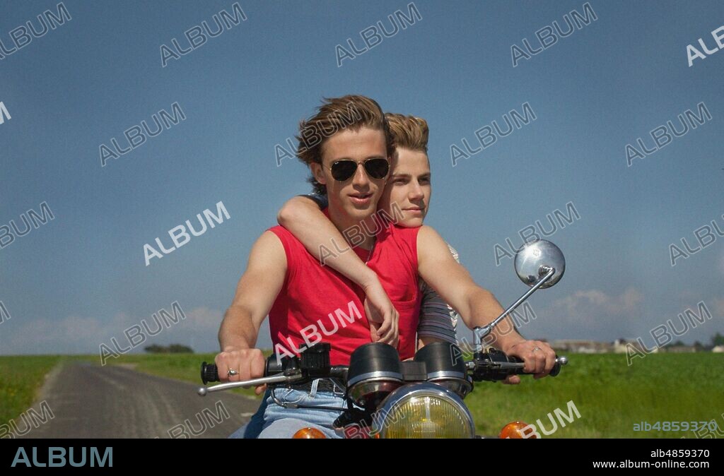 BEJAMIN VOISIN y FELIX LEFEBVRE en VERANO DEL 85, 2020 (ETE 85), dirigida por FRANÇOIS OZON. Copyright MANDARIN FILMS/FOZ.