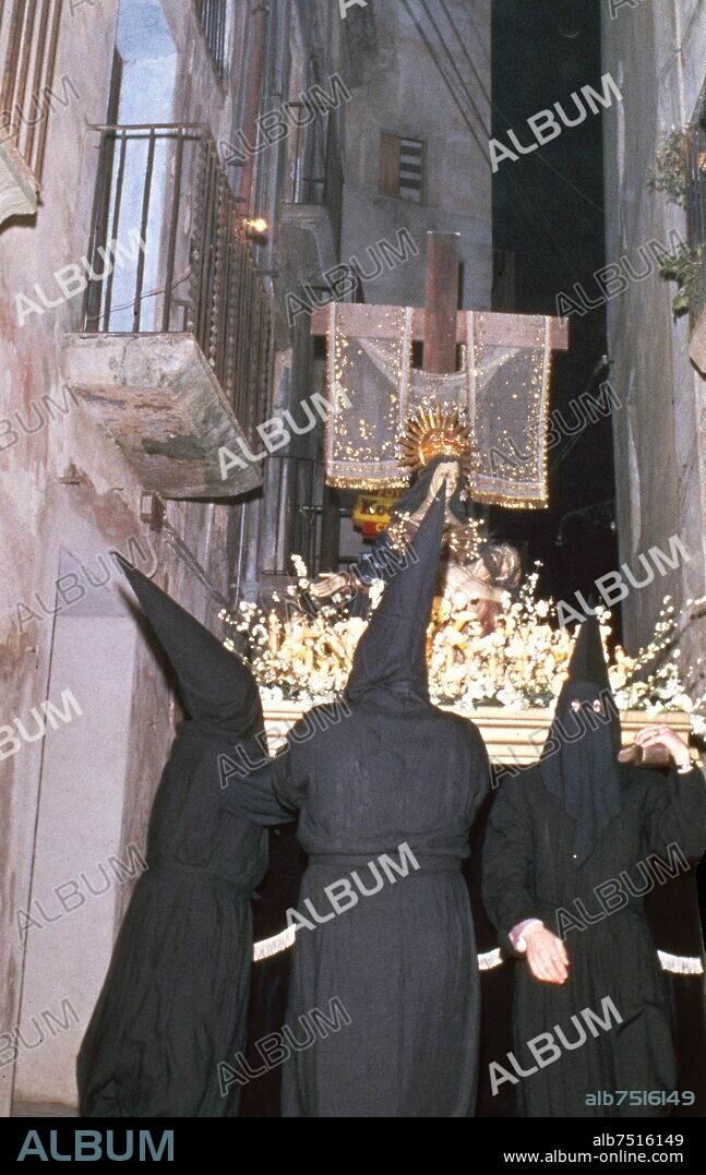 ENCAPUCHADOS DE PROCESION.