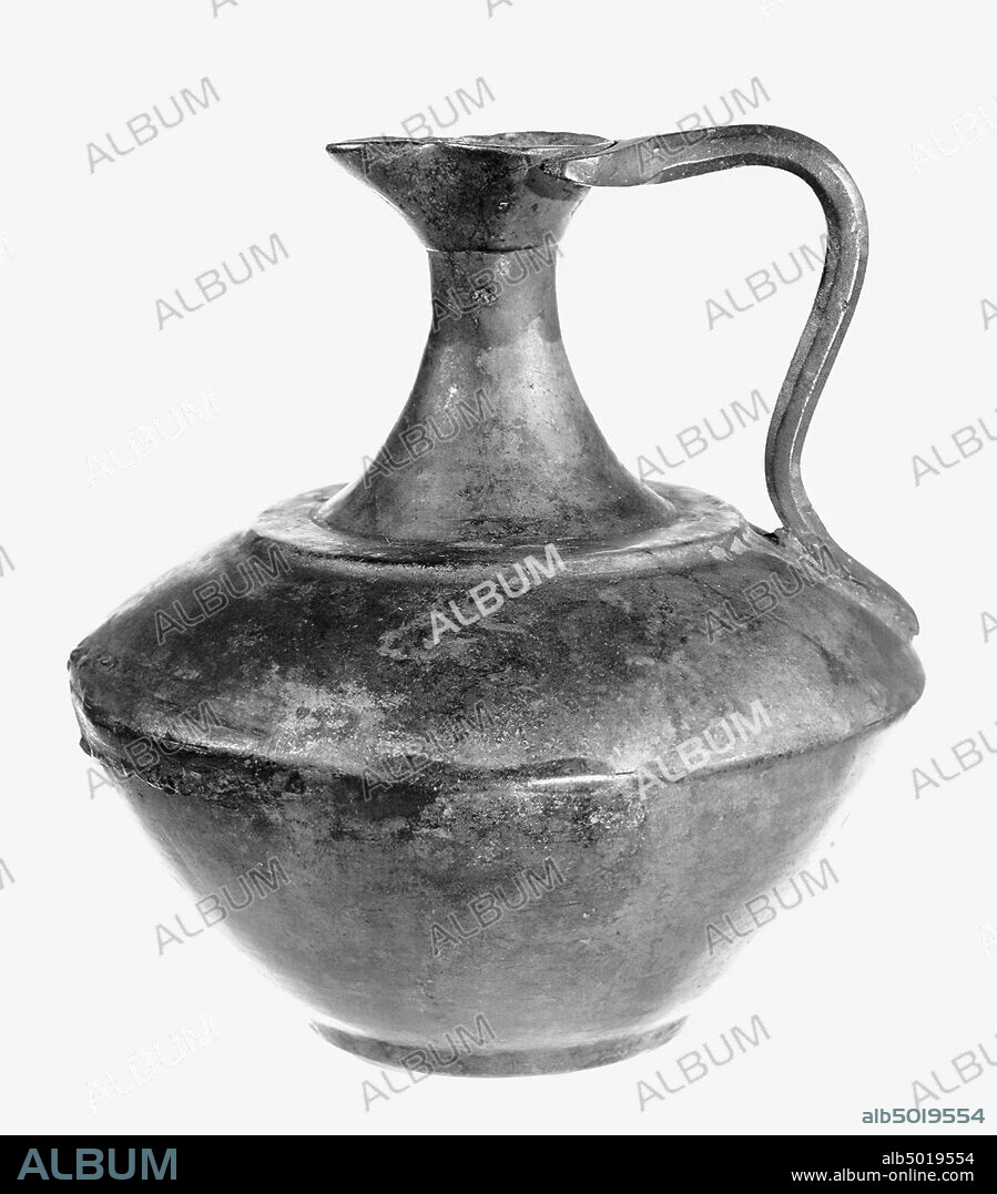 Can with a tapered abdomen and a set foot. A broad, angular rib separates the shoulder from the neck. This neck is narrowest in the middle and has a protruding mouth with pouring spout. The ear is rounded and facetted over the length. Two arms enclose the mouthpiece. Rhombic attache. At the kink the can made in two parts is welded together. Around the neck a narrow band of a welding repair. On the belly traces of antique restoration with soft solder. Brown patina, barely patinated, crockery, jug, metal, bronze, height: 20 cm, Roman 50-79, Netherlands, Gelderland, Renkum, Doorwerth, Rijn.