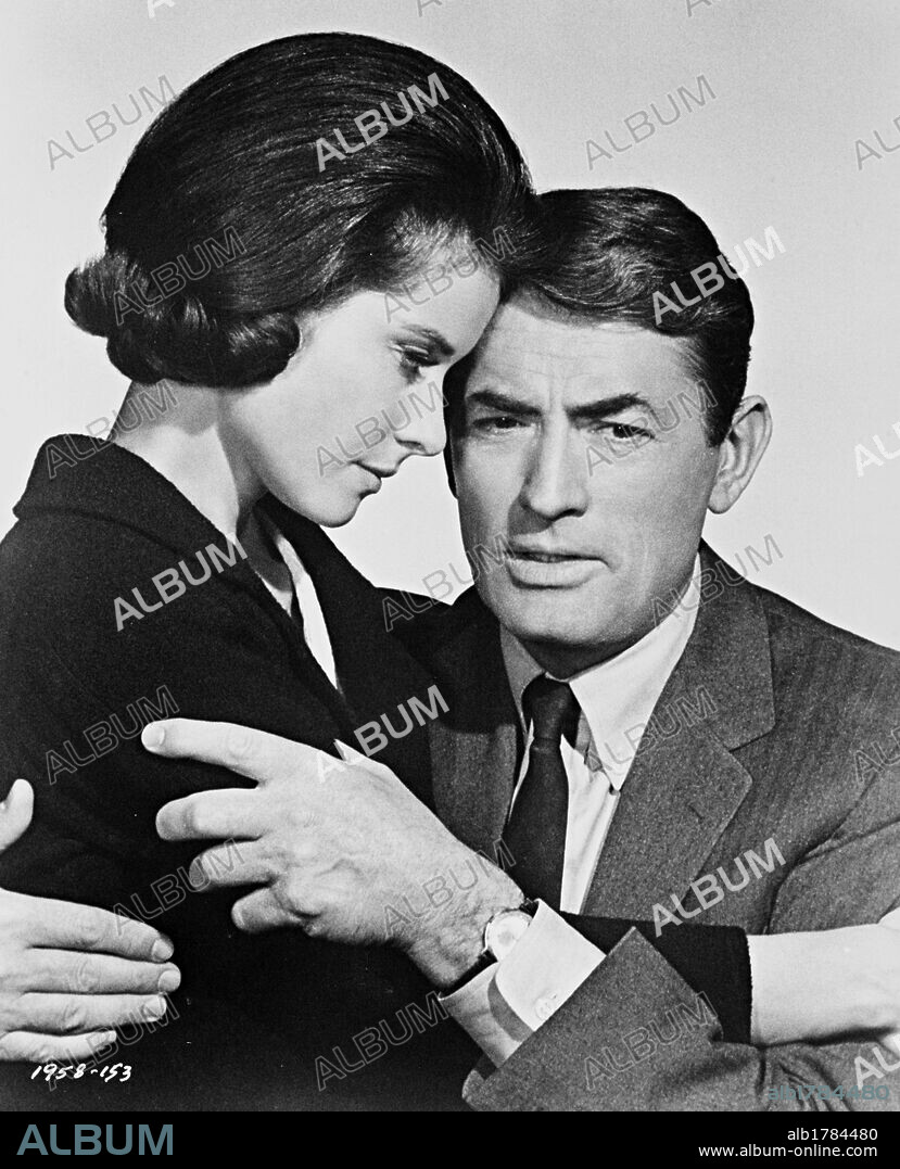 DIANE BAKER et GREGORY PECK dans MIRAGE, 1965, réalisé par EDWARD DMYTRYK. Copyright UNIVERSAL INTERNATIONAL.