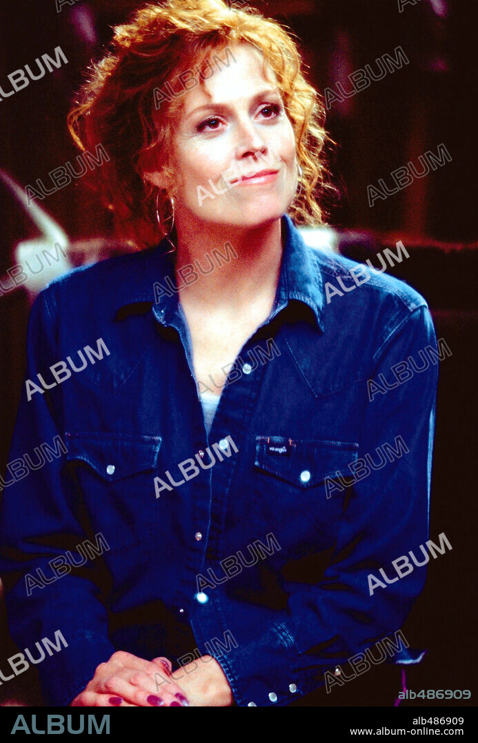 SIGOURNEY WEAVER in HOLES, 2003, directed by ANDREW DAVIS. Copyright BUENA VISTA/WALDEN MEDIA / BRAY, PHIL.