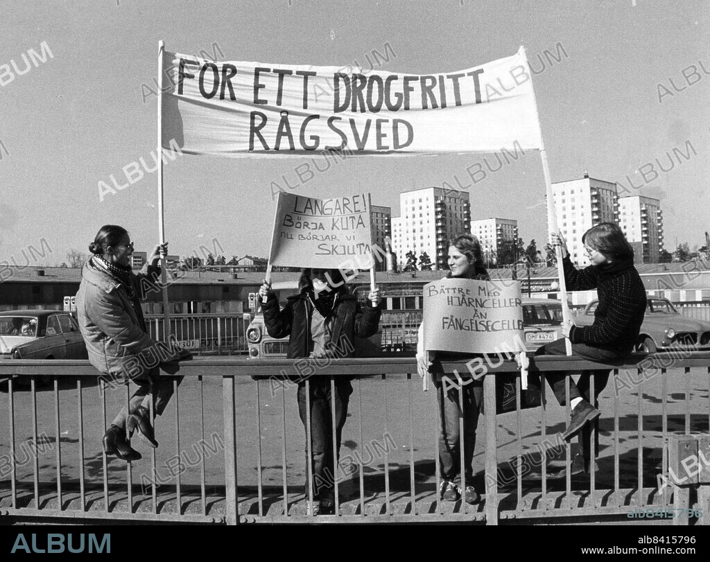 Rågsved 1980 - Kulturföreneningen Oasen står som arrangör för anti-drog-veckan bland skolungdomar i Rågsved. Foto: Ingemar Berling Kod: 5 . COPYRIGHT SCANPIX SWEDEN.