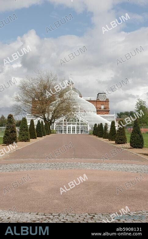 Glasgow (Scotland), Glasgow Green, People's Palace and Winter Gardens. (former cultural centre for workers with greenhouse addition, dedicated in 1898, now a museum). Exterior view. Photo, undated.