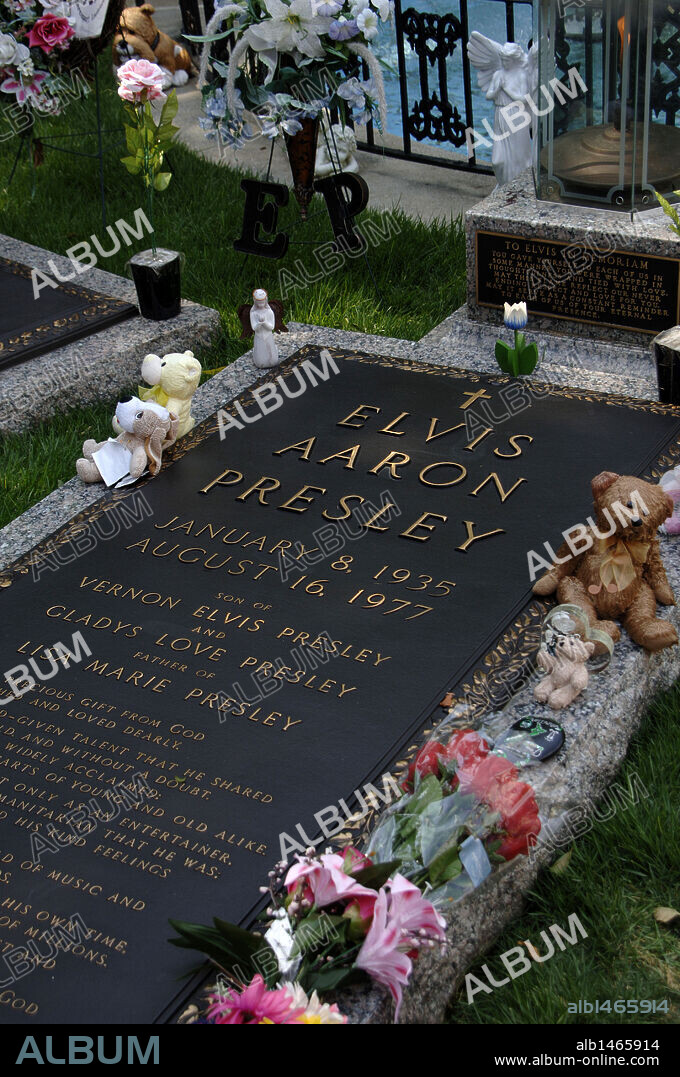 Tennessee. Memphis. Graceland Mansion to Elvis Presley (1935-1977). Meditation graden. Grave of "The King". USA.