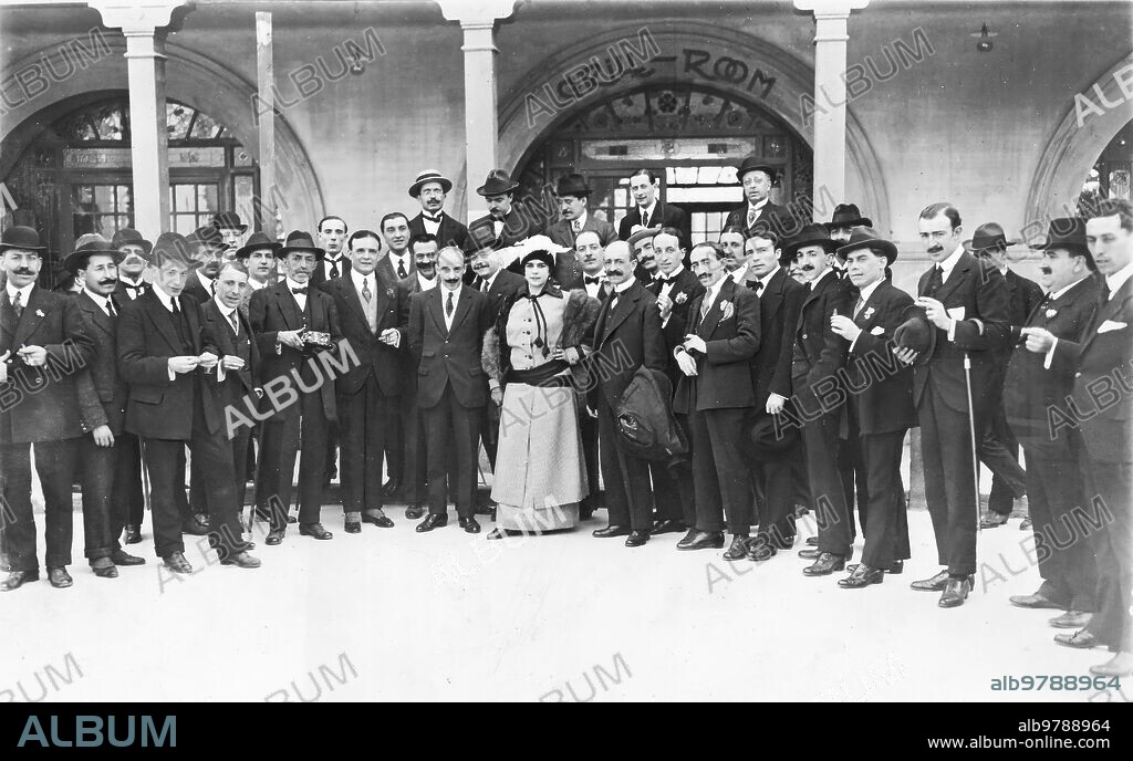 May 1915. Yesterday's banquet at Parisiana. Pastora Imperio, Martínez Sierra and Maestro Manuel de Falla at the party with which they were presented yesterday on the occasion of the success of "el amor Brujo".