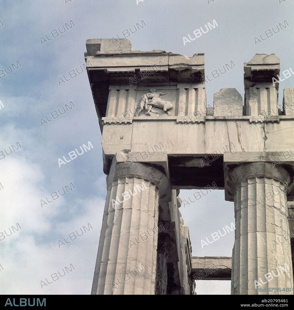 DETALLE DEL ENTABLAMENTO DEL PARTENON - TEMPLO DORICO CONSTRUIDO EN LA ACROPOLIS DE ATENAS ENTRE LOS AÑOS 447 Y 432 AC - FOTO AÑOS 60.