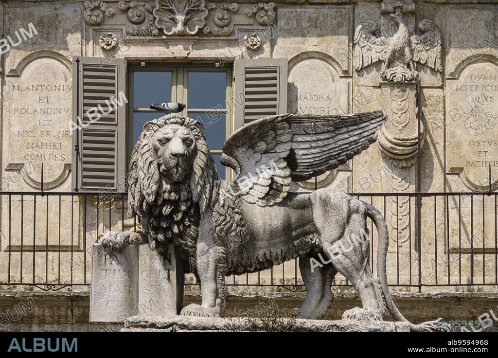 leon de San Marcos, simbolo de la republica de venecia frente al Palazzo Maffei , , Piazza delle Erbe , Verona, patrimonio de la humanidad, Veneto, Italia, Europa.