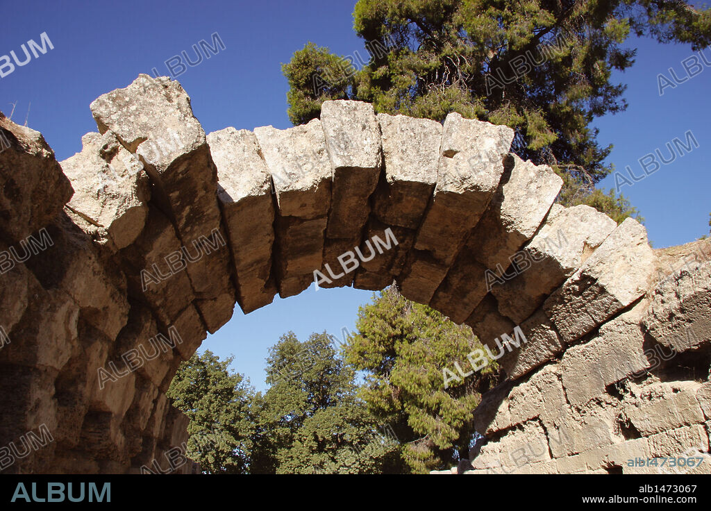 ARTE GRIEGO. GRECIA. OLIMPIA. Vista del Estadio accediendo por la bóveda que se conserva del antiguo "pasillo", creado en el siglo III a. C. Peloponeso.