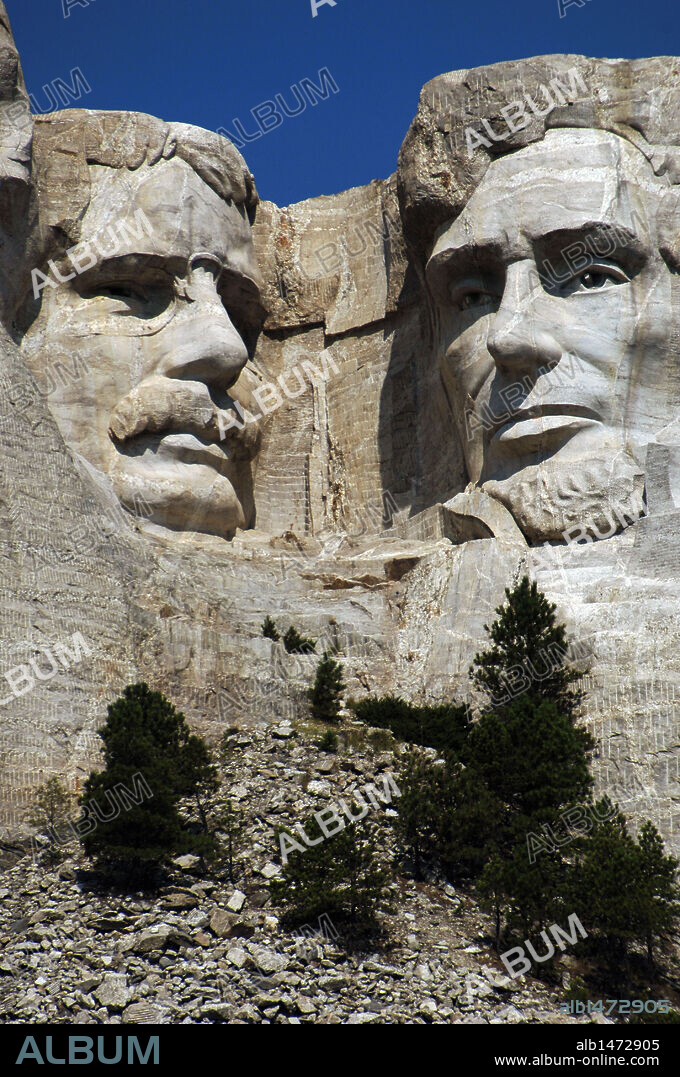 GUTZON BORGLUM. United States. Mount Rushmore National Memorial. Heads of the United States's presidents carved into Mount Rushmore. Detail. From left to right, Theodore Roosevelt and Abraham Lincoln. 1927-1941. By Gutzon and Lincoln Borglum. Keystone.