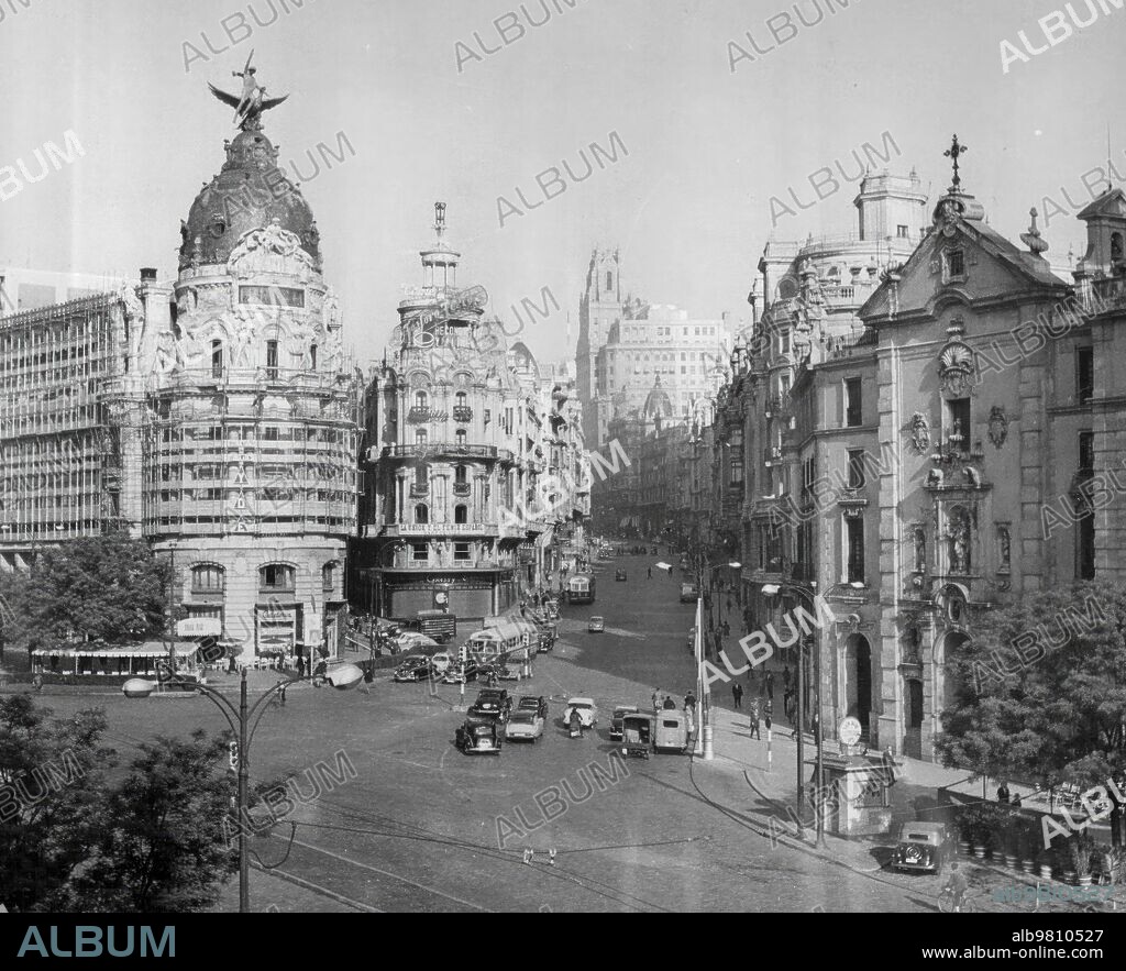 1960. Madrid.- confluencia de las Calles Alcalá con gran Vía (entonces avenida de José Antonio), con el edificio metrópolis A la izquierda.