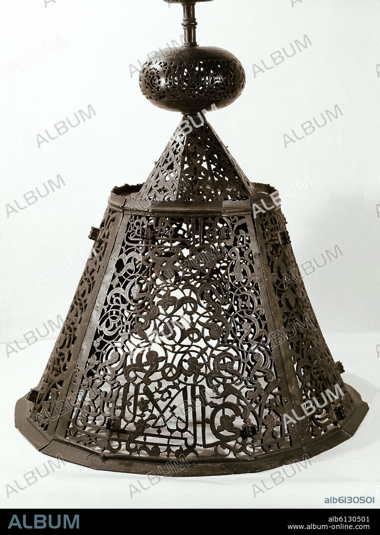 LAMPARA DE 1305 PROCEDENTE DE LA MEZQUITA DE LA ALHAMBRA DE GRANADA.