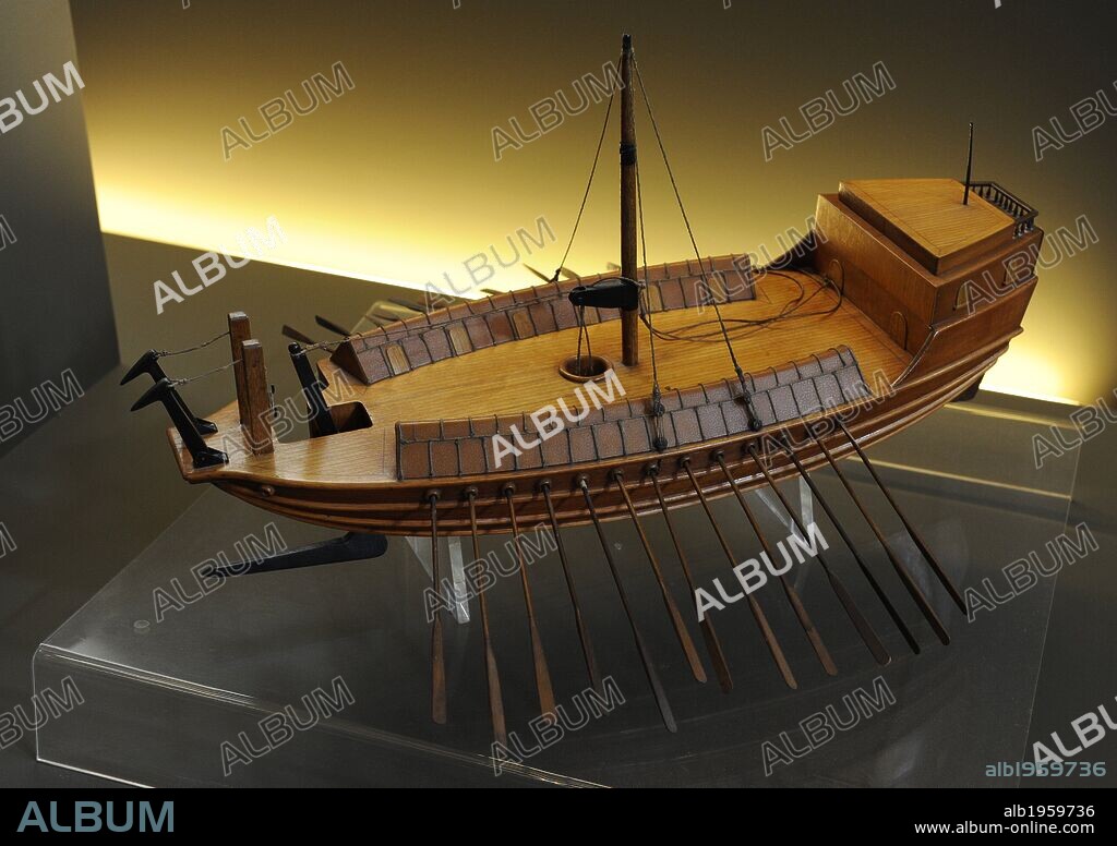 Ingenieria militar: Artilugio que aparece dibujado en un códice de LEONARDO DA VINCI (S. XV). Maqueta realizada e interpretada por Luigui Tursini. 1952-1943. Este modelo es una interpretación del barco para embestir las naves enemigas, con un gancho y guadaña. Museo Nacional de la Ciencia y Tecnología Leonardo Da Vinci. Milán. Italia.