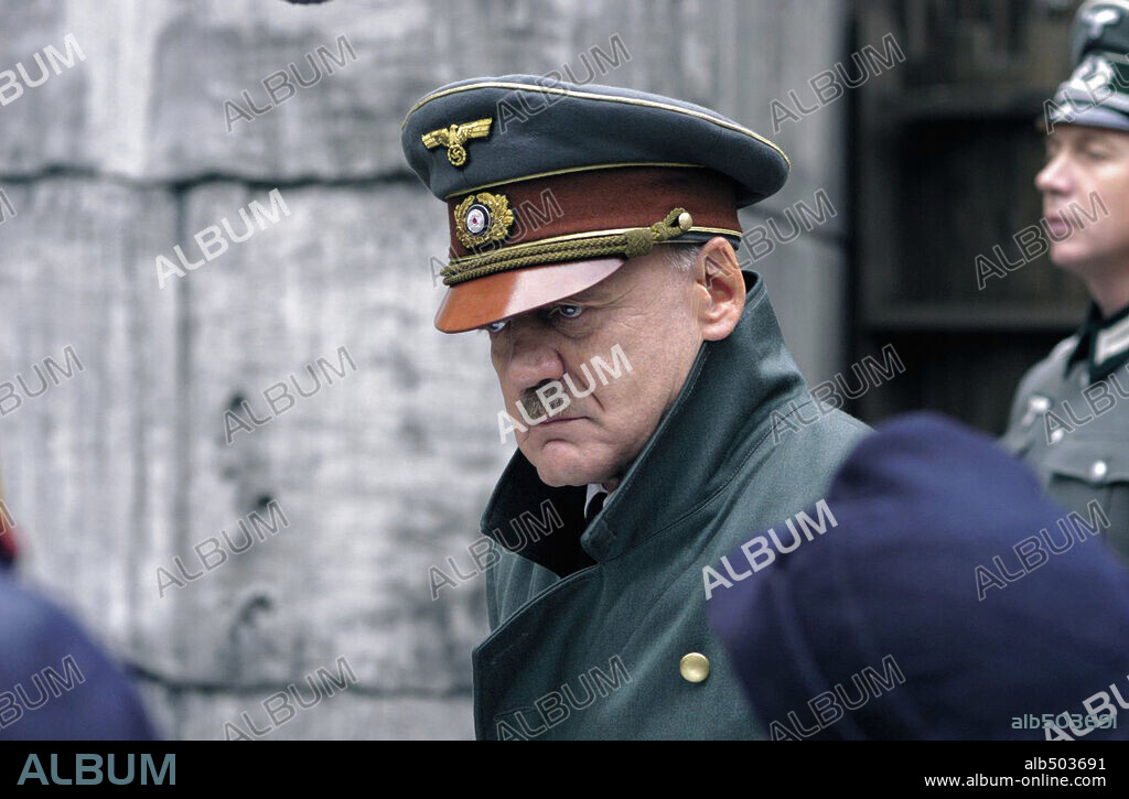 Adolf Hitler y BRUNO GANZ. BRUNO GANZ en EL HUNDIMIENTO, 2004 (DER UNTERGANG), dirigida por OLIVER HIRSCHBIEGEL. Copyright CONSTANTIN FILM.