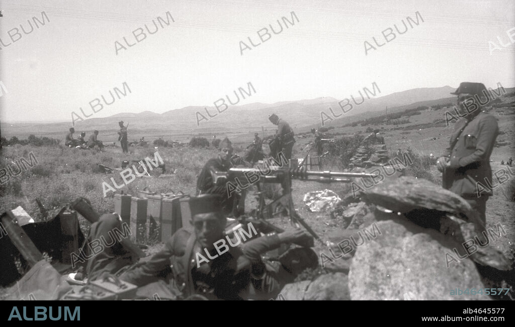 Les troupes franquistes et carlistes avant la bataille de Teruel en 1937. Photographie de GEO HAM (1901-1972). Credit: Coll. B&R / KHARBINE-TAPABOR.