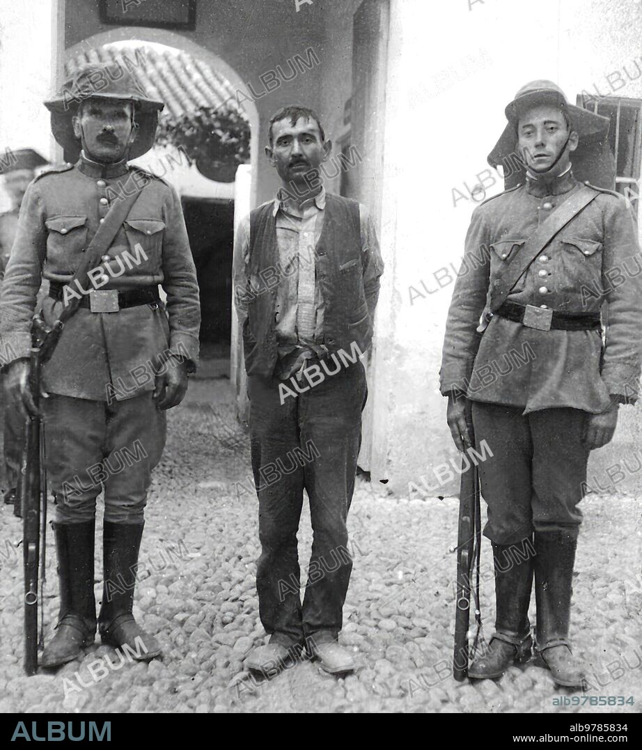 26 septiembre 1923. Écija. El criminal Andrés Redobladillo "el Viva" Custodiado por el cabo de la guardia civil Bartolomé quintero y el guardia Florindo garzón que lo Capturaron anteayer en el cortijo de la Encinilla. (foto Macías) -.