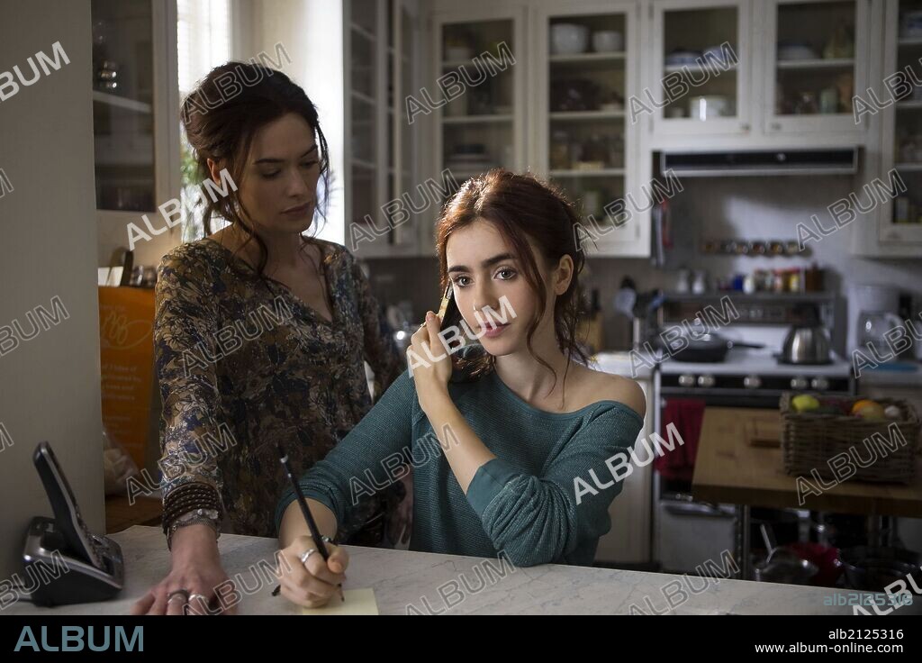 LENA HEADEY y LILY COLLINS en CAZADORES DE SOMBRAS: CIUDAD DE HUESO, 2013 (MORTAL INSTRUMENTS, THE: CITY OF BONES), dirigida por HARALD ZWART. Copyright CONSTANTIN FILM PRODUKTION.