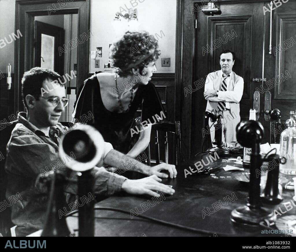 AUSTIN PENDLETON, CAROL BURNETT and JACK LEMMON in THE FRONT PAGE, 1974, directed by BILLY WILDER. Copyright UNIVERSAL PICTURES.