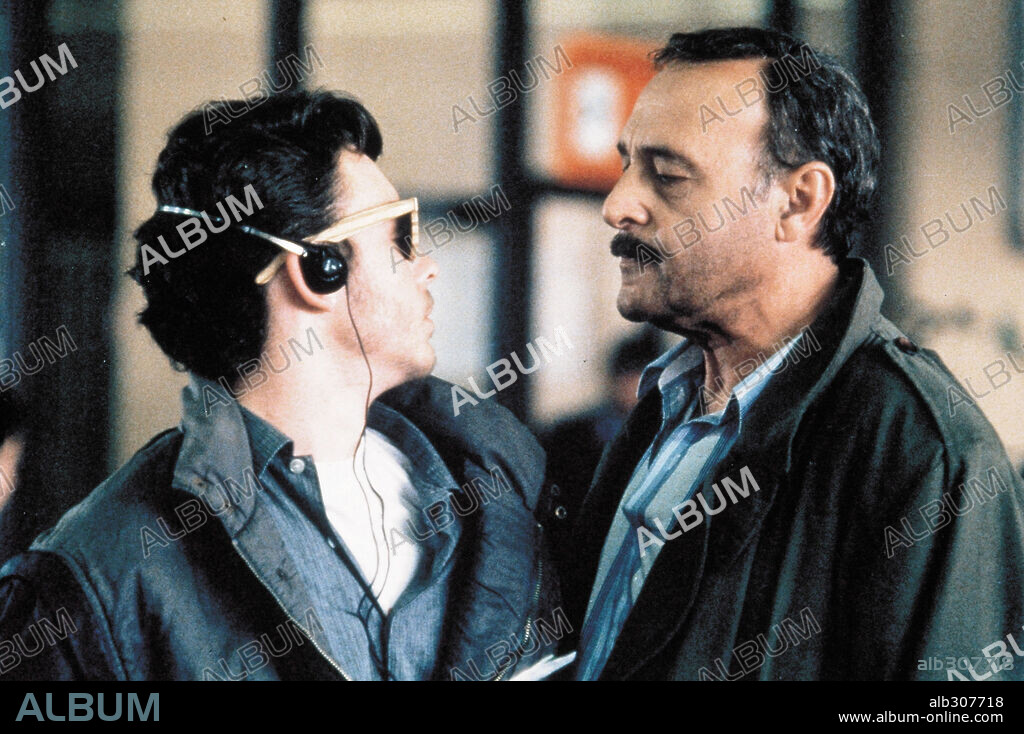 JESUS PUENTE en ASIGNATURA APROBADA, 1987, dirigida por JOSE LUIS GARCI. Copyright NICKEL ODEON DOS, S.A.