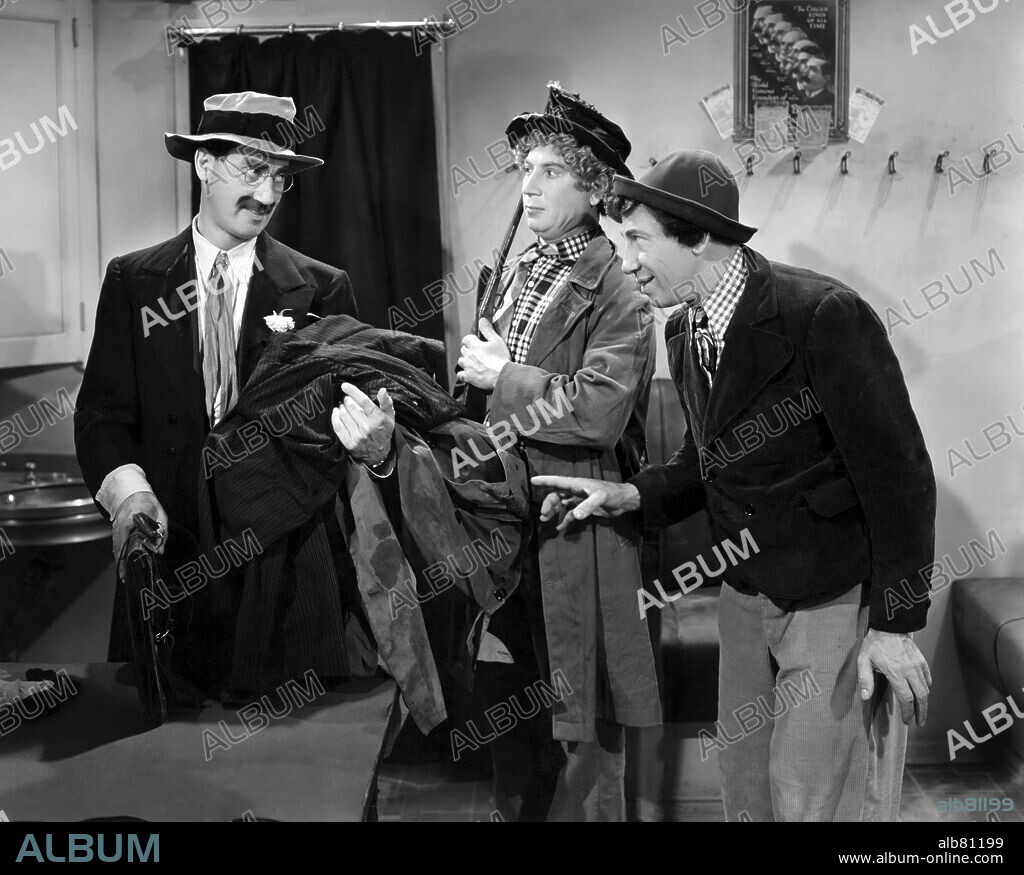 LOS HERMANOS MARX, CHICO MARX, GROUCHO MARX y HARPO MARX. CHICO MARX, GROUCHO MARX, HARPO MARX y THE MARX BROTHERS en UNA TARDE EN EL CIRCO, 1939 (AT THE CIRCUS), dirigida por EDWARD BUZZELL. Copyright M.G.M.