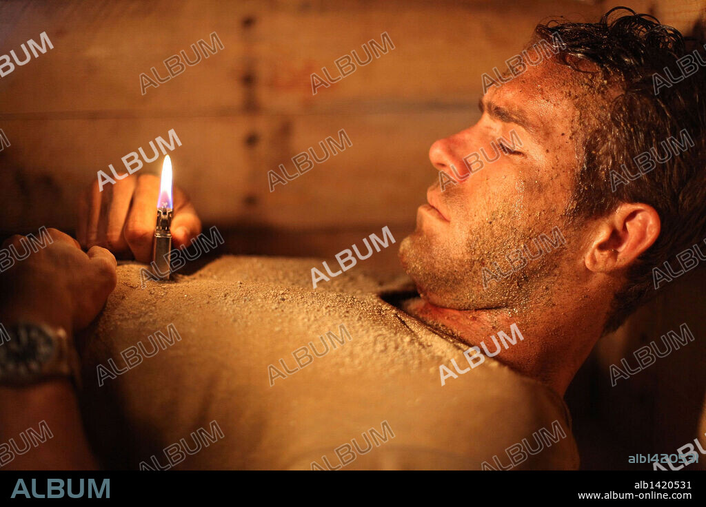RYAN REYNOLDS en BURIED [ENTERRADO], 2010 (BURIED), dirigida por RODRIGO CORTES. Copyright VERSUS ENTERTAINMENT.