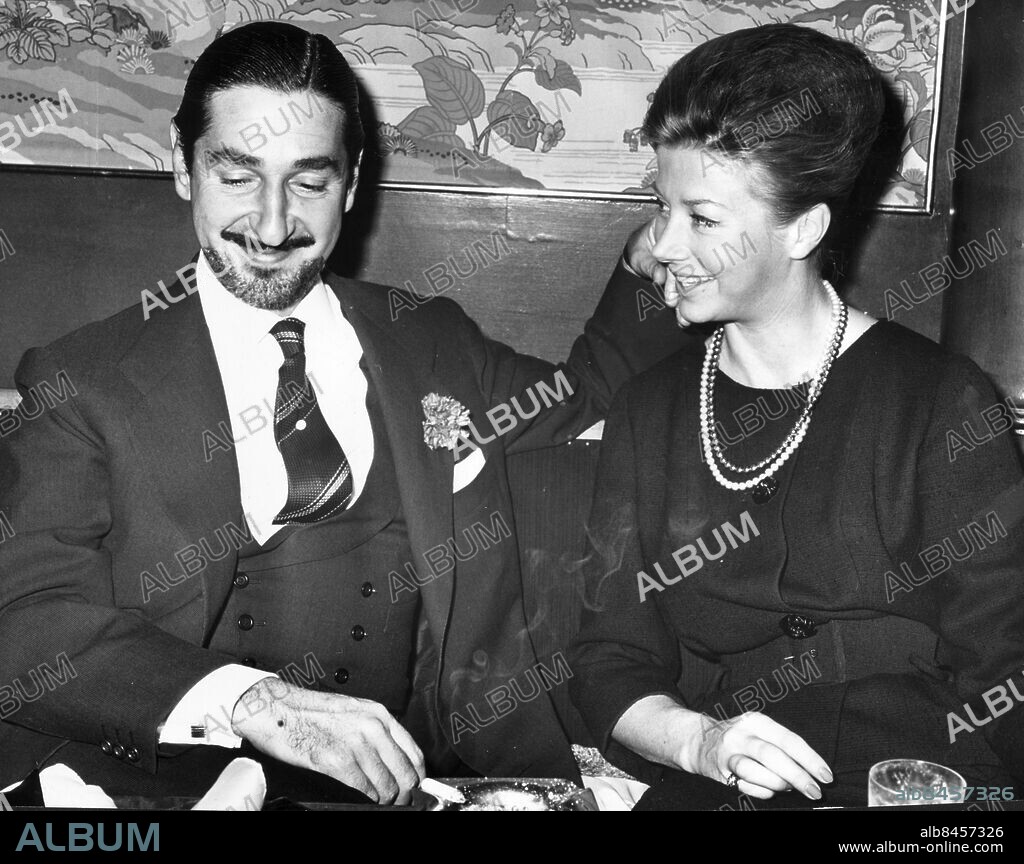 ARKIV - 1963 Don Jaime de Mora y Aragon mera känd som Fabiolo mde sin svenska hustru Margit i Sverige för första gången efter bröllopet i Montevideo i Uruguay. Parets huvudort i tillvaron är dock Madrid. Foto:Jonny Graan Kod: 16 . COPYRIGHT SCANPIX SWEDEN.