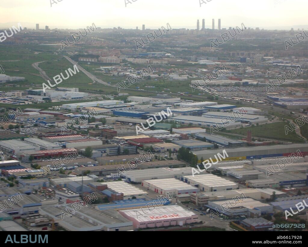 POLIGONO INDUSTRIAL DE COSLADA CON UNA PANORAMICA DE MADRID AL FONDO.