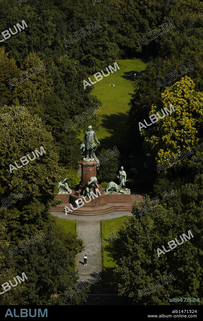 PARQUE TIERGARTEN. Vista aérea del TIERGARTEN con el MEMORIAL A OTTO VON BISMARCK (1815-1898), en el centro. BERLIN. Alemania.