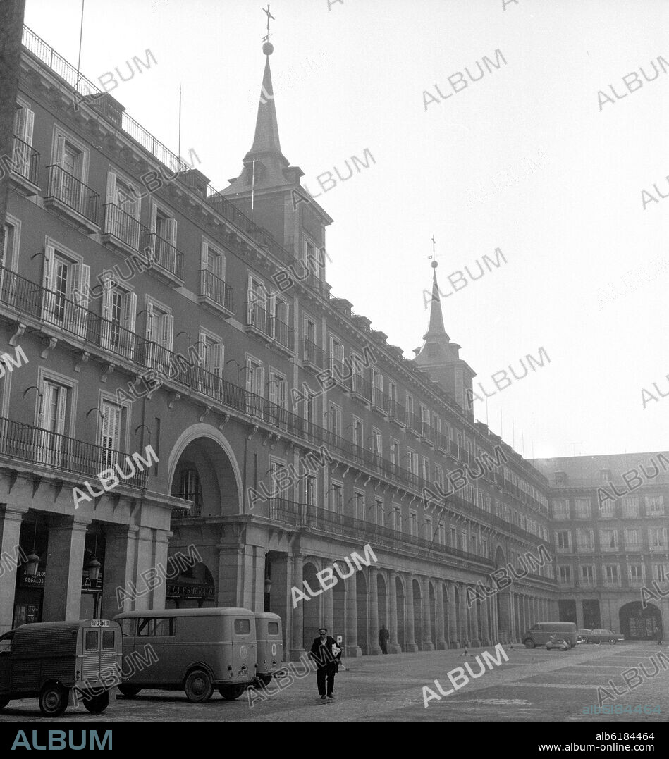 JUAN GOMEZ DE MORA (1586-1646). CASA DE LA CARNICERIA EN LA PLAZA MAYOR DE MADRID - FOTOGRAFIA EN BLANCO Y NEGRO - AÑOS 60.