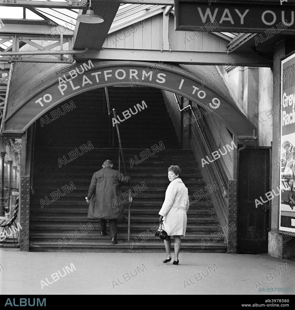 London Bridge Station, London, 1960-1972. Passengers approaching the steps leading to platforms 1-9.