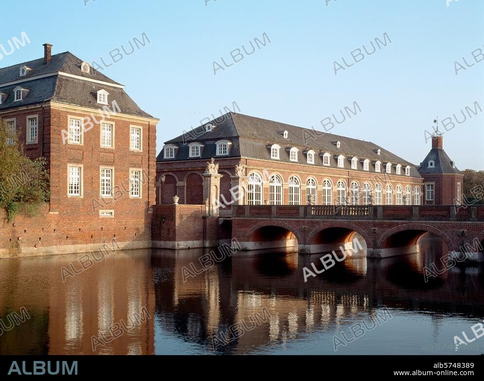 Nordkirchen (Münsterland, Westfalen), Schloß Nordkirchen (erbaut ab 1705 unter Fürstbischof Friedrich Christian von Plettenberg-Lenhausen; Arch.: Gottfried Laurenz Pictorius; Umgestaltung ab 1724 durch Johann Conrad Schlaun). Teilansicht: Wassergraben mit Westbrücke und Pictorius-Flügel. Foto (Jochen Helle).