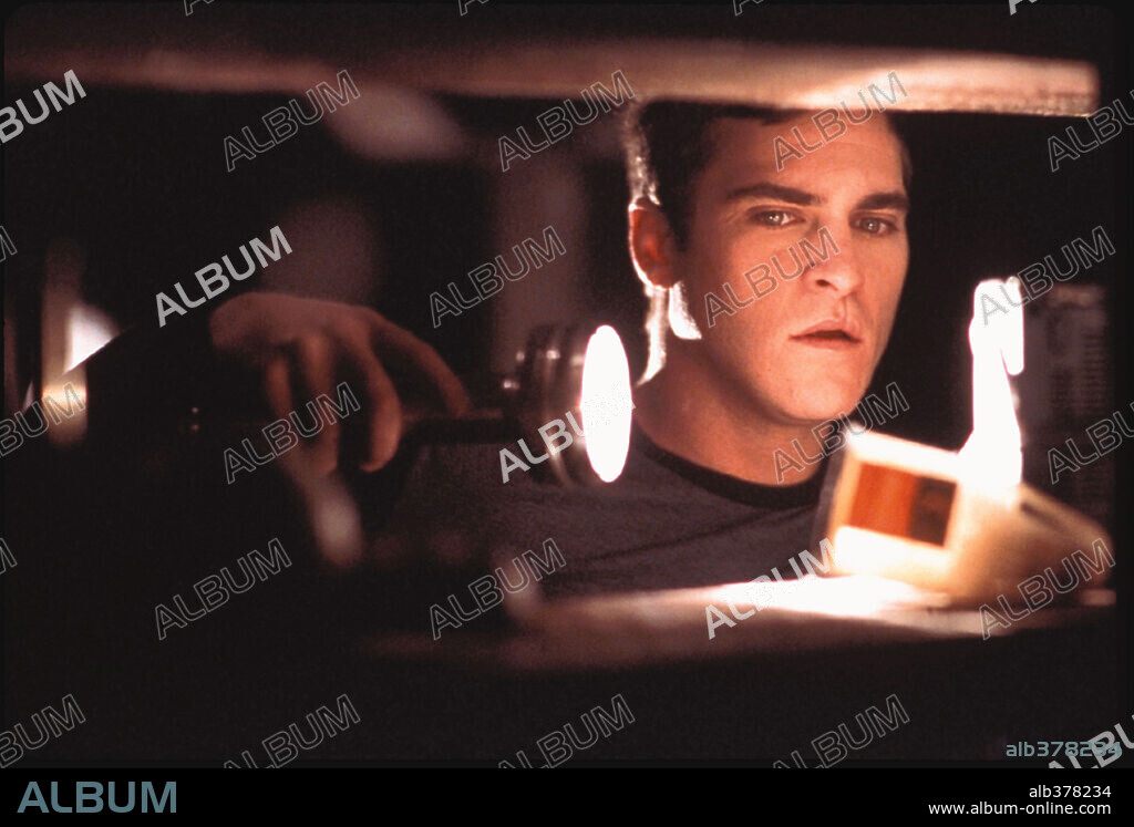 JOAQUIN PHOENIX en SEÑALES, 2002 (SIGNS), dirigida por M. NIGHT SHYAMALAN. Copyright TOUCHSTONE PICTURES / MASI, FRANK.