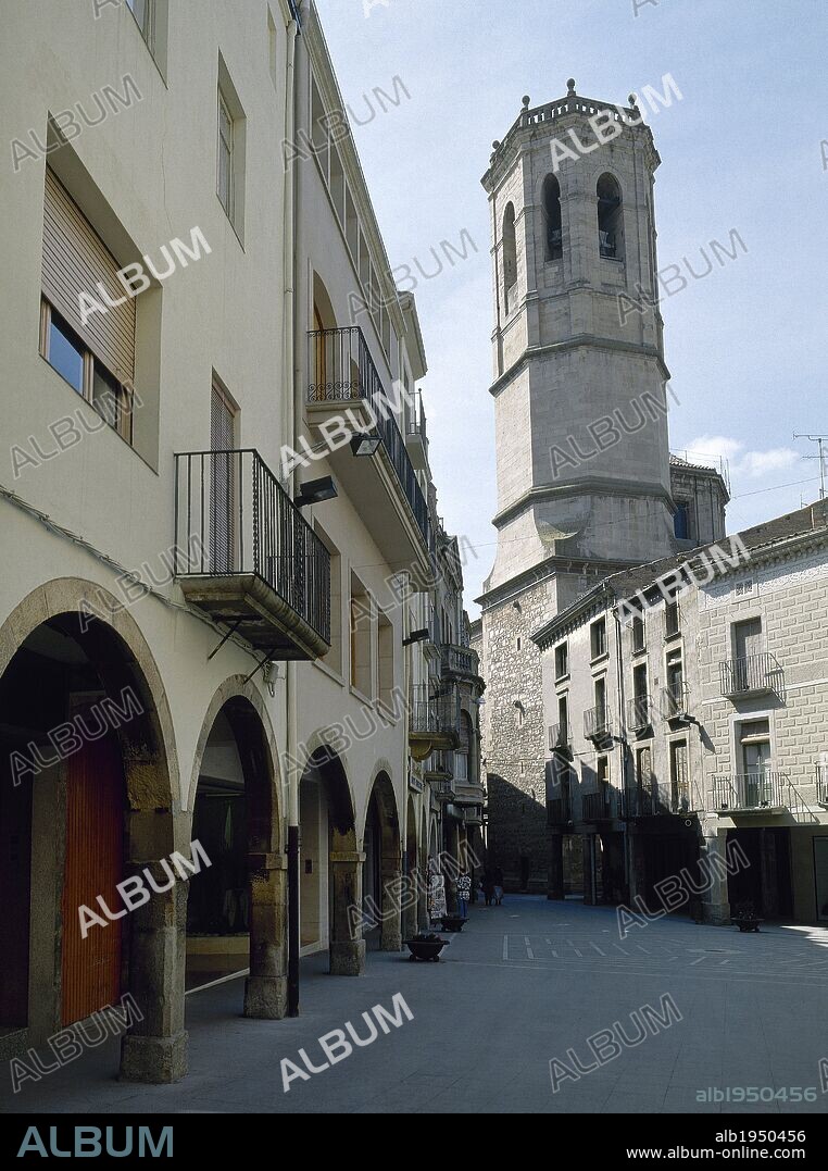 CATALUÑA. TARREGA (comarca del Urgell). Vista de la calle del Carme. Al fondo la iglesia parroquial de Santa Maria de l'Alba, remarcable edificio clasicista obra de Fra Josep de la Concepció, realizado entre los años 1672 y 1742. Provincia de Lleida.