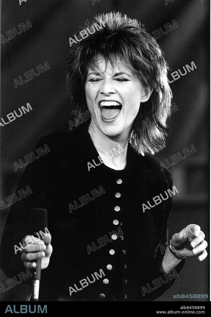 Göteborg 1989-08-05. Anne-Lie Rydé ger hals *** Local Caption *** GP Foto: Roger Granath. KAMERAREPORTAGE.