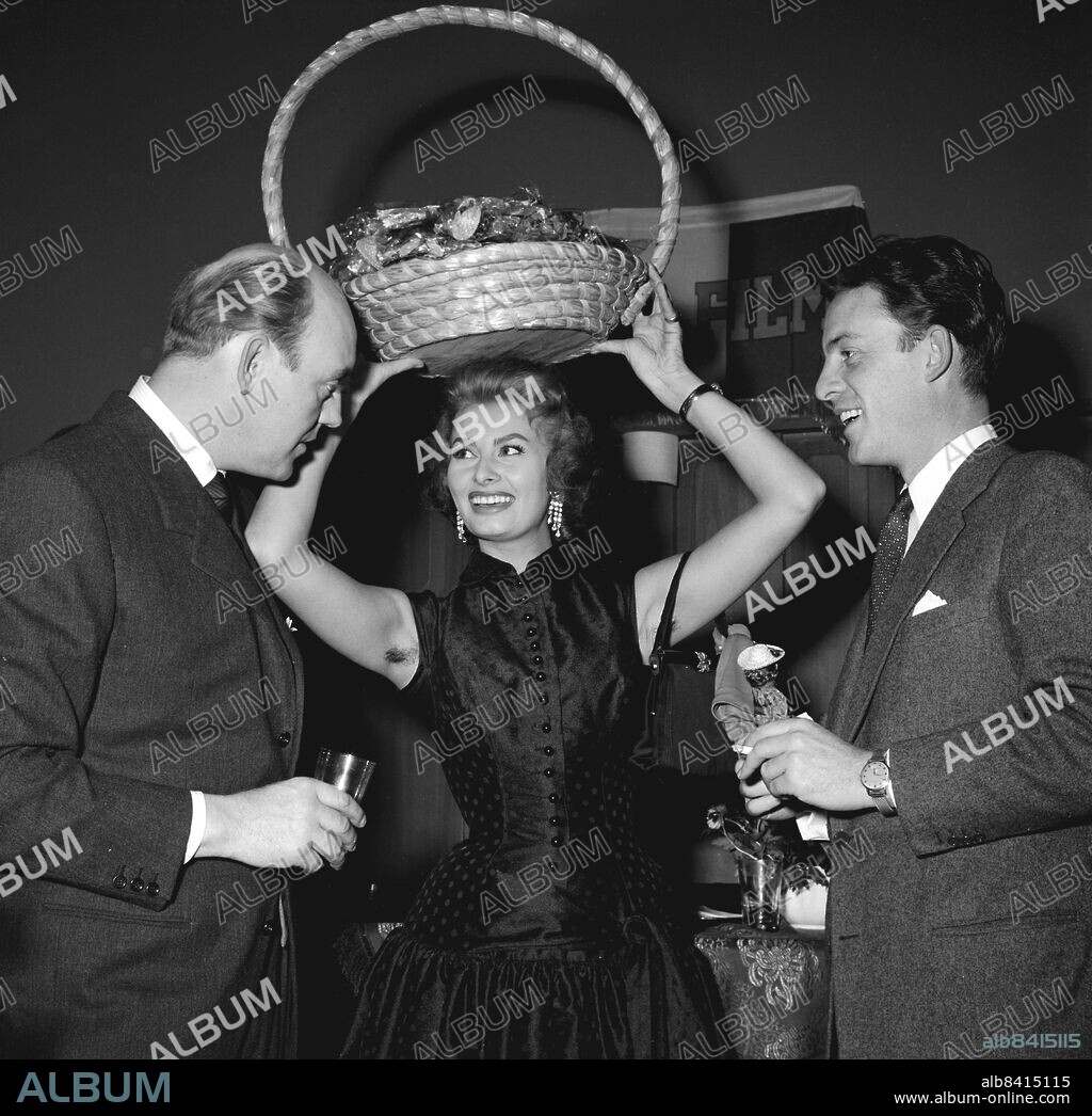 STOCKHOLM 19551206. Skådespelerskan Sophia Loren, Italien, på Strand Hotell i Stockholm omgiven av den svenska skådespelarna Ulf Palme (t.v.) och Alf Kjellin. Foto: Roland Jansson/ DN / SCANPIX / Kod: 29. ** SVD OUT **.