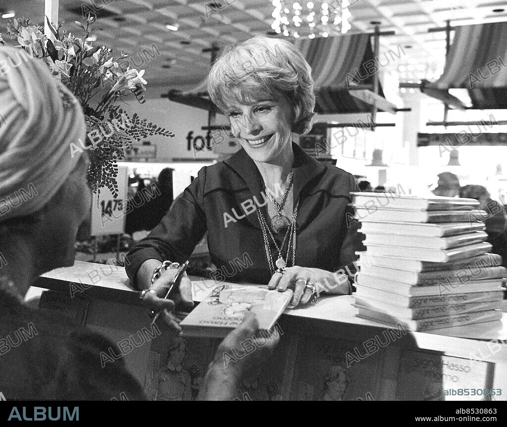 STOCKHOLM 1977-05-23. Signe Hasso svensk/amerikansk skådespelerska, signerar sin debut roman MOMO på Åhléns varuhus i Stockholm. Foto: Olle Lindeborg / TT Historical / Kod: 1902.