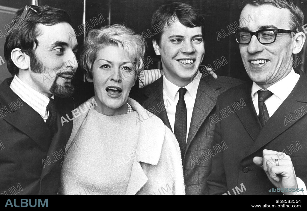 Stockholm 1967-02-04. Melodifestivalen 1967. Fyra lyckliga efter fredagskvällens final i Melodifestivalen 1967. Fr v de tre bakom den segrande melodin "Som en dröm": grammofonproducenten Carl Peterson, samt låtskrivarna Patrice Hellberg och Marcus Österdahl. Längst till höger kvällens sångsegrare Östen Warnerbring.. Foto: Göran Blom / Expressen / TT / Kod: 192. ** AFTONBLADET OUT **.