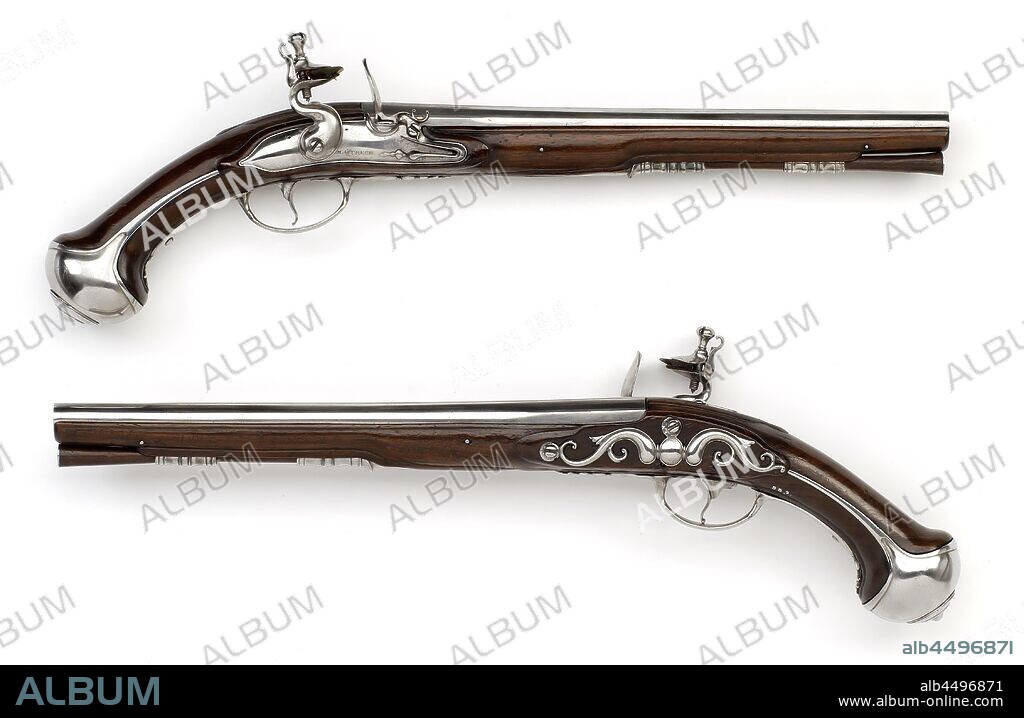 Military flint gun, Simple high quality military gun, for the French market, part of a couple. The lock plate bears the inscription MASTRECK. The barrel is flattened on top until almost at the trumpet, marked at the bottom with what looks like three buttons in a triangle. The flask is simply cut with, among other things, an arrow in the recess for the tail of the barrel. The iron fittings consist of, a symmetrical screw plate consisting of two S-shaped tendrils on either side of an oval button under the lock bolt, and a butt knob with a stepped butt cap and a knob, the loading stick is equipped with an iron cap., anonymous, Maastricht, c. 1690, iron (metal), wood (plant material), cutting, l 52 cm l 33.6 cm d 17 mm l 32.5 cm.