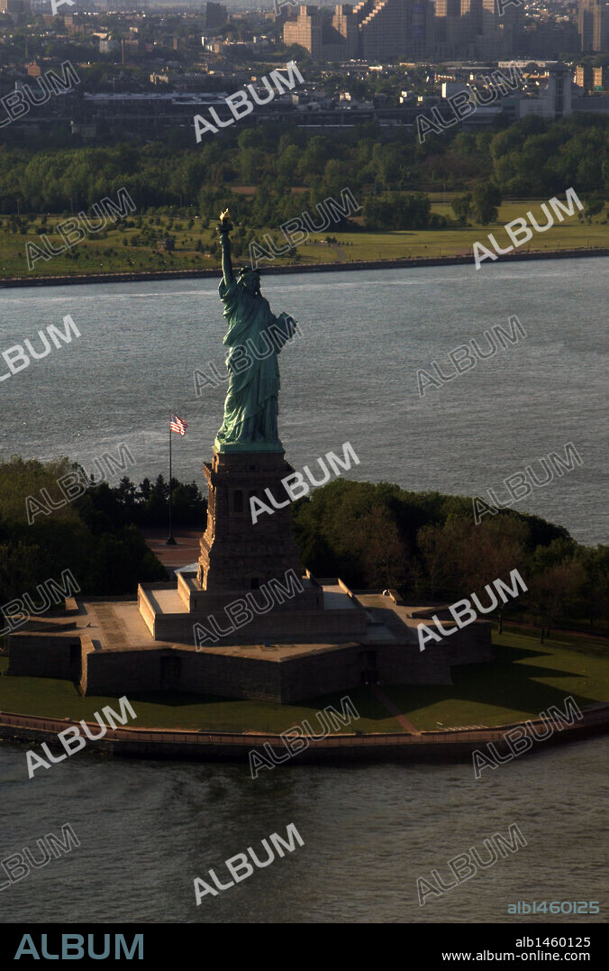 ESTADOS UNIDOS. NUEVA YORK. Vista aérea de la ESTATUA DE LA LIBERTAD, realizada en bronce. Su diseño exterior es obra de Frederic Auguste Bartholdi y la estructura interna de Gustave Eiffel. Construída en París y regalada a Nueva York.