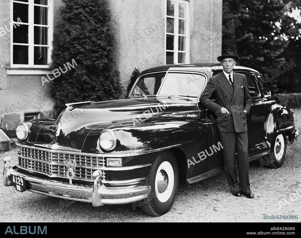 STOCKHOLM 1946 . Greve Folke Bernadotte med sin nya Chrysler utanför sitt hem "Dragongården" på Djurgården i Stockholm.. Foto: Bertil Norberg Kod: 1060.