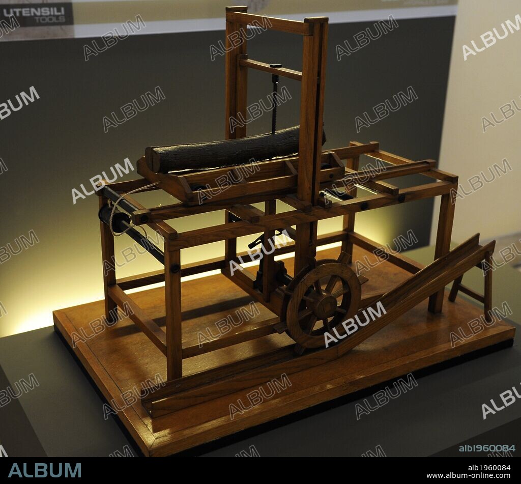 SIERRA HIDRAULICA. Maqueta diseñador Arturo Birds y fabricante Alexander Siriati. Años 1952-1953. Dibujo de Leonardo Da Vinci (s. XV). Funciona con energía hidráulica. Gracias a un complejo sistema de ruedas dentadas, que combina la varilla y manivela con mecanismo de trinquete, la rueda hidráulica transmite el movimiento alternado de la sierra y en el carro de transporte de las trozas. Esto se sincroniza para avanzar una unidad a la vez. Codex Atlanticus, folio 1078, 1478-1480. Museo Nacional de la Ciencia y Tecnología Leonardo Da Vinci. Milán. Italia.
