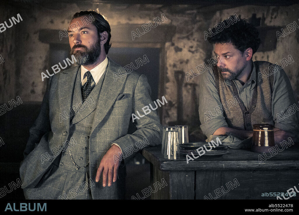 JUDE LAW und RICHARD COYLE in FANTASTIC BEASTS: THE SECRETS OF DUMBLEDORE, 2022, unter der Regie von DAVID YATES. Copyright WARNER BROS.