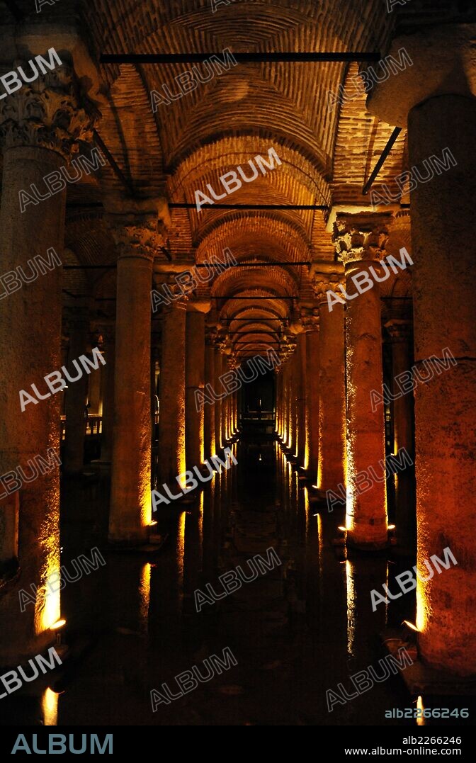TURQUIA. ESTAMBUL. YEREBATAN SARAYI o CISTERNA-BASILICA. Construida en el año 532, durante el reinado emperador bizantino, Justiniano I. Dicha cisterna alimentaba al palacio imperial. Vista general de su interior.