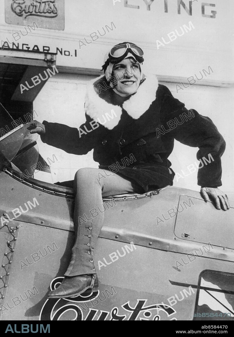 Orig. bildtext... GIRLS SET UP NEW AIR ENDURANCE RECORD. MIss Bobby Trout and Miss Edna May Cooper, the Los Angeles air girls, have broken the women's endurance record of 42 hours 16 minutes and are continuing in the hope of beating the men's record of 645 hours. Photo shows: Miss Edna May Cooper, who was formerly a film actress and gave up her career to take up commercial flying. Orig. bildtext... NYTT KVINNLIGT UTHÅLLIGHETSREKORD I FLYGNING. De tvenne kvinnliga flygarna Miss Bobby Trout och Miss Edna May Cooper från Los Angeles ha nyligen slagit det kvinnliga uthållighetsrekordet i flygning på 42 tim. 16 min. och fortsätta flygningen i hopp om att kunna slå det manliga rekordet på 645 tim. Fotot visar Miss Edna May Cooper, som fordom var filmskådespelerska, men uppgivit detta yrke för att ägna sig åt trafikflygning. 7.1.31. Anm. E M Cooper, 1900-1986, amerikansk pilot Damasker Flygglasögon Pälskragar CD505 persons: EDNA MAY COOPER sites: USA.