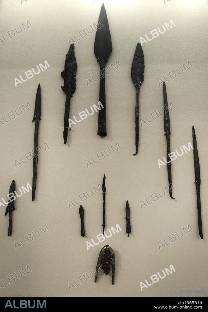ARTE. EDAD MEDIA. EUROPA BALTICA. LETONIA. ARMAS. S. XII-XIII. Puntas de lanza de hierro y acero de damasco, puntas de flecha de hierro, puntas de bronce y hacha de hierro. Museo de la Historia y la Navegación. Riga. Letonia.