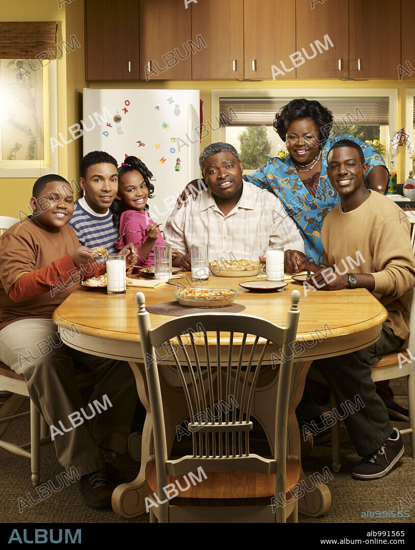 ALLEN PAYNE, CASSI DAVIS, CHINA ANNE MCCLAIN, LANCE GROSS, LARRAMIE DOC SHAW and LAVAN DAVIS in HOUSE OF PAYNE, 2006 (HOUSE OF PAYNE-TV), directed by TYLER PERRY. Copyright DEBMAR-MERCURY.
